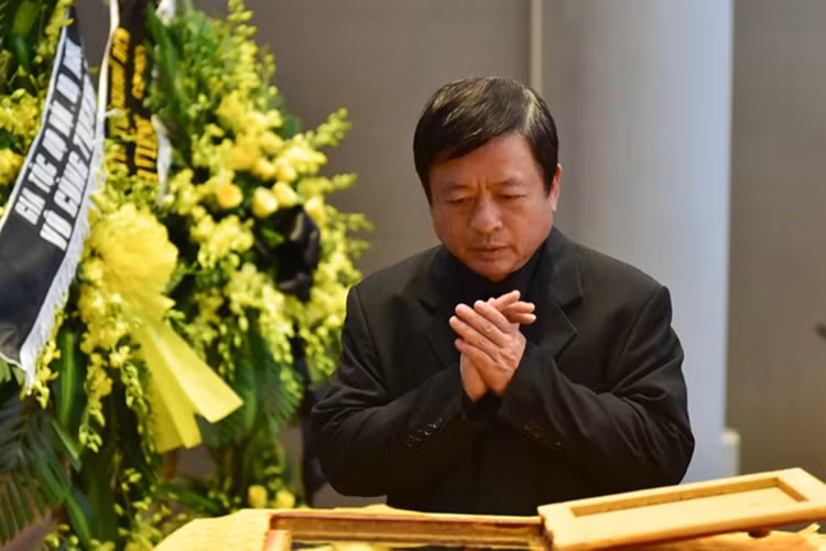 Nhạc sĩ Đỗ Hồng Quân nhìn mặt người quá cố lần cuối trước khi tiễn biệt. "Nhớ tới ông là nhớ tới một người thầy, một nhân cách lớn trong làng văn nghệ Việt Nam", ông Quân chia sẻ về nhạc sĩ Hoàng Dương.