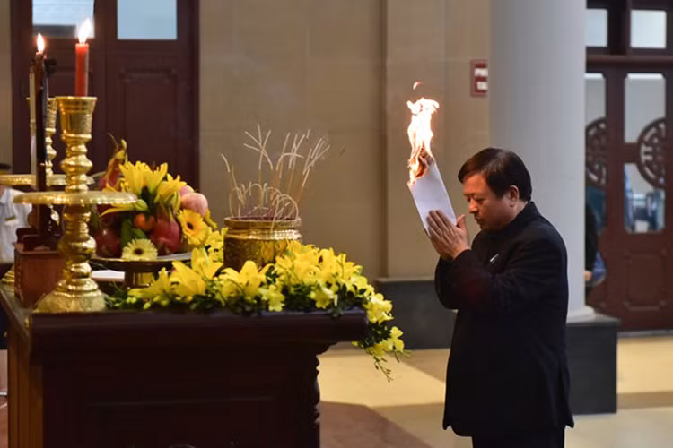 Ông đốt điếu văn và khấn trước linh cữu nhạc sĩ Hoàng Dương.