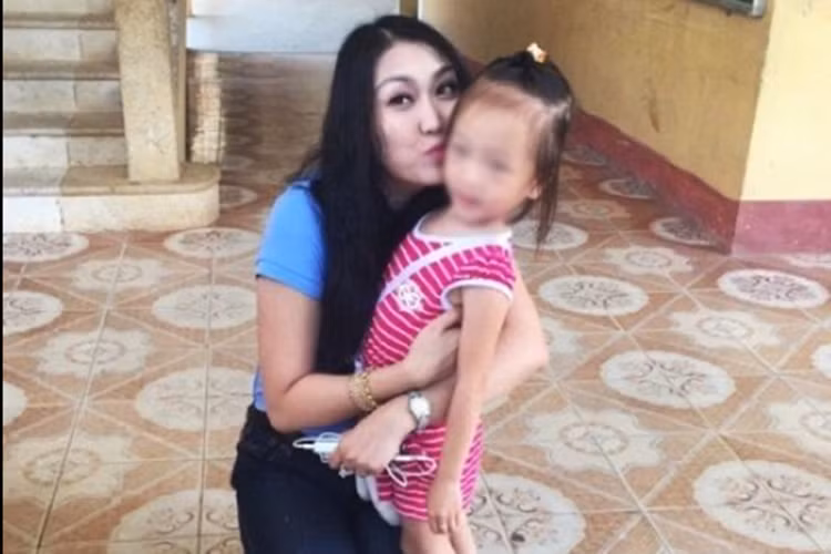 Tháng 9/2015, Phi Thanh Vân bị "tố" mang thai giả và quỵt 50 triệu tiền từ thiện. Trong khi “nữ hoàng dao kéo” giữ im lặng, Bảo Duy đã lên tiếng. Anh cho biết, anh đang vui vì sắp làm bố nên không trách người tung tin đồn vợ mang thai giả. (Ảnh: Yeah1) 