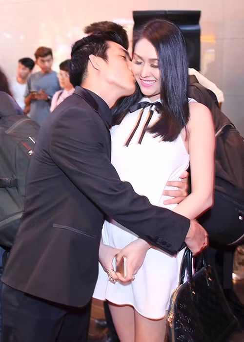 Trong thời gian Phi Thanh Vân mang bầu con trai đầu lòng, Bảo Duy luôn chiều chuộng vợ. “Anh chăm sóc chu đáo khiến tôi cảm thấy mình đang trải qua những ngày tháng hạnh phúc nhất trong đời”, nữ diễn viên chia sẻ trong một cuộc phỏng vấn với Dân Việt. (Ảnh: Dân Việt) 