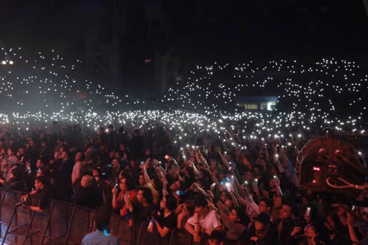 Hàng nghìn khán giả nhiều lần đã bật đèn điện thoại để thắp sáng liveshow “Hẹn gặp lại”. (Ảnh: Công Lý)