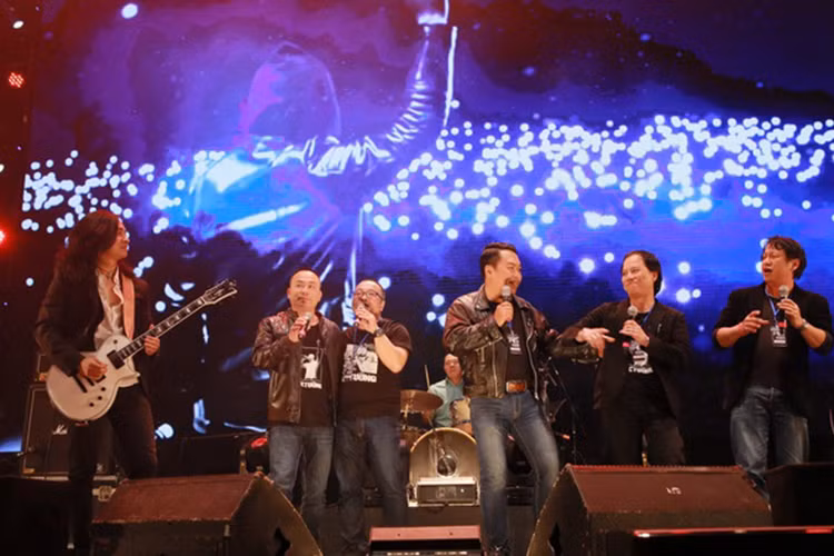 Các thành viên ban nhạc Bức Tường hội ngộ tại đêm nhạc. Tất cả cùng hát ca khúc "Tháng 12" để tưởng nhớ cố nghệ sĩ. (Ảnh: Vietnamplus)