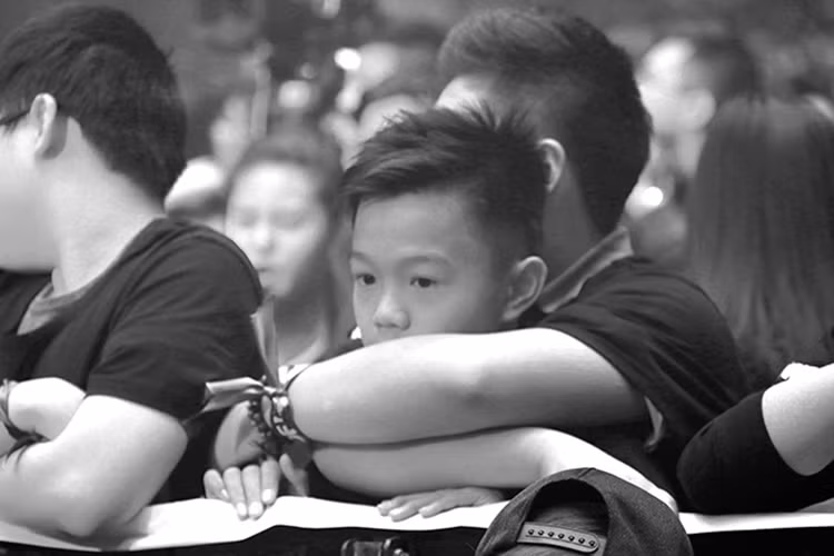 Ở hàng ghế khán giả, con trai đầu lòng của cố nhạc sĩ tài hoa buồn khôn tả khi không còn thấy bố đứng trên sân khấu. (Ảnh: Thể thao văn hóa)