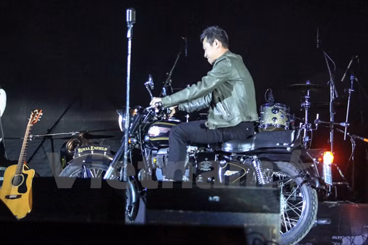 Khán giả trong đêm nhạc “Hẹn gặp lại” cũng xúc động trước hình ảnh MC Anh Tuấn lái chiếc xe máy phân khối lớn của Trần Lập ra sân khấu để tưởng nhớ anh. (Ảnh: Vietnamplus)