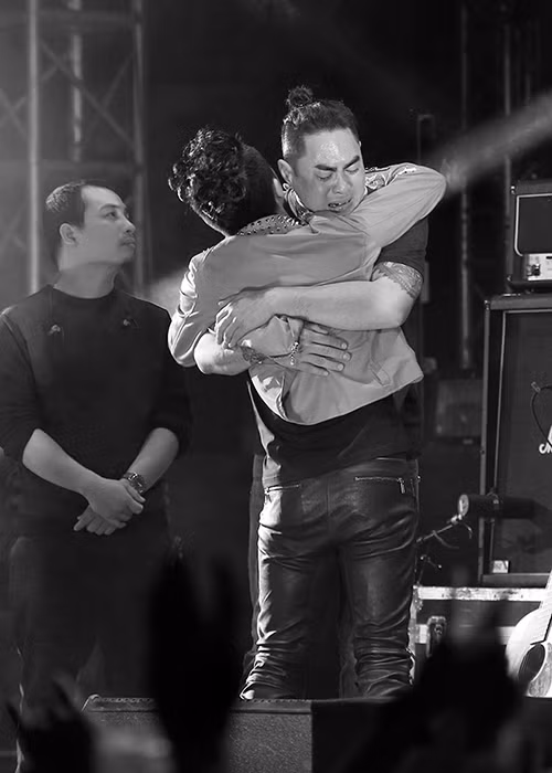 Tùng Dương ôm động viên một thành viên ban nhạc Bức Tường đang khóc nức nở khi liveshow khép lại. (Ảnh: Thể thao văn hóa)