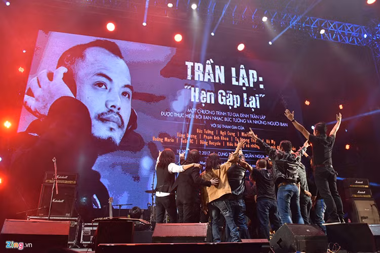 Khép lại đêm nhạc, các nghệ sĩ cùng nhắc lại câu nói của nhạc sĩ Trần Lập trong đêm nhạc cuối cùng của anh: “Hẹn gặp lại. Chúng tôi sẽ trở lại". (Ảnh: Zing)