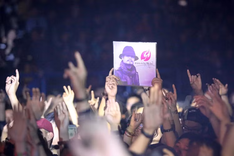 Nhiều người yêu mến Trần Lập luôn giơ cao hình ảnh Trần Lập trong đêm nhạc. (Ảnh: Vietnamplus)