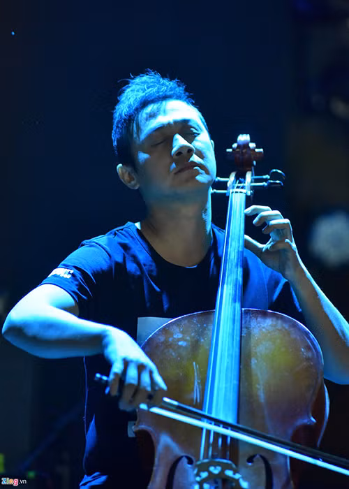 Trong đêm nhạc tưởng nhớ, MC Anh Tuấn còn chơi đàn cello bài “Mắt đen” cùng tiếng đàn guitar Tuấn Hùng và tiếng hát nhạc sĩ Trần Lập. (Ảnh: Zing)