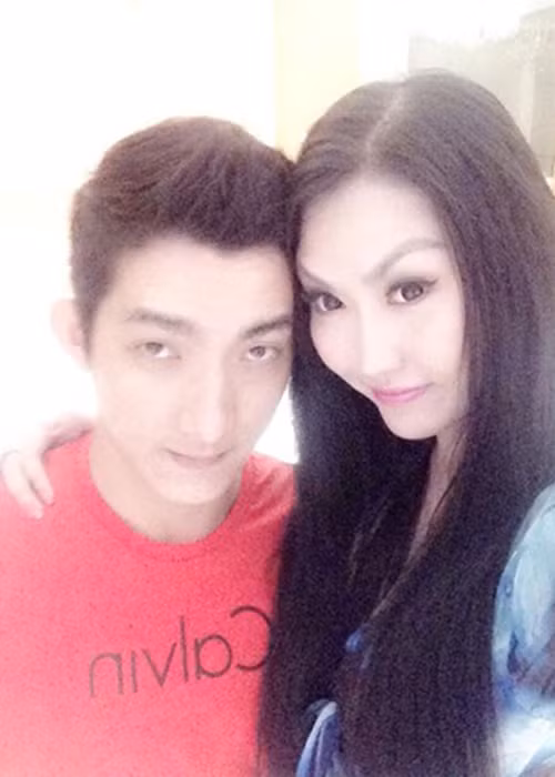 Giữa năm 2014, Phi Thanh Vân công khai hẹn hò người đàn ông kém cô 2 tuổi tên Bảo Duy. Thời điểm này, mối quan hệ gây xôn xao khi Bảo Duy đã có vợ và 2 con gái. Sau khi chính thức ly hôn vợ, Bảo Duy đăng ký kết hôn với Phi Thanh Vân vào tháng 10/2014. (Ảnh: Vietnamnet) 