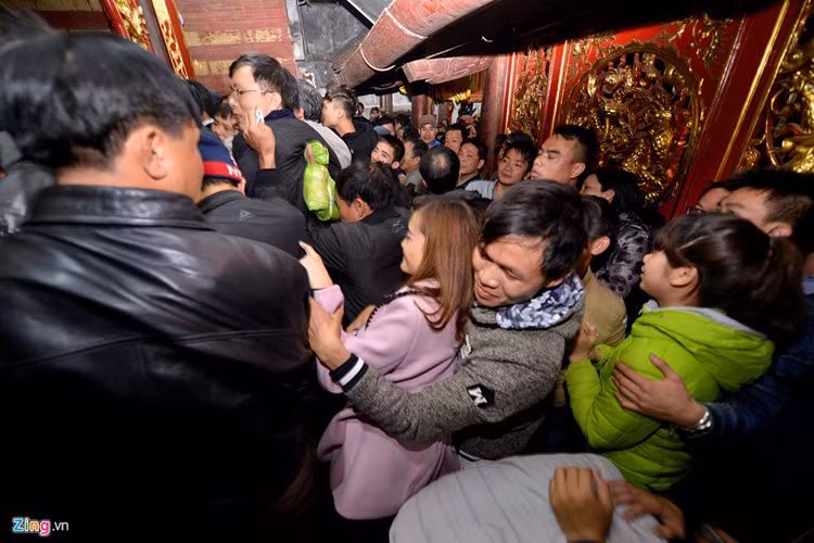 Dòng người kéo vào trong đền mỗi lúc một đông với những tiếng hô hào làm náo loạn khu vực cung cấm.