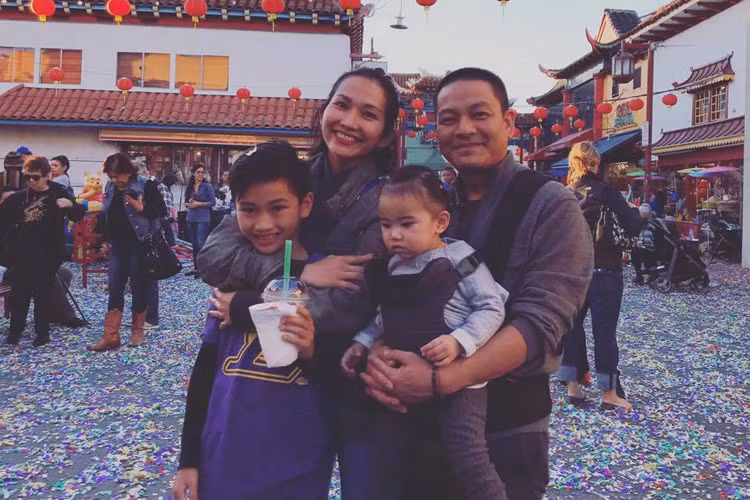 Tâm sự về năm mới, Kim Hiền viết: "Chưa bao giờ có cảm giác Tết như năm nay, Tết thật ý nghĩa với Hiền. Truyền thống này sẽ luôn đọng lại cho 2 vợ chồng Hiền cũng như Sonic và Yvona”. (Ảnh: FBNV)