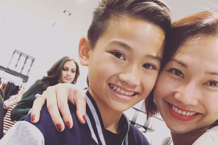 Bé Sonic là con trai của Kim Hiền với người chồng đầu tiên. Hiện tại, bé đã thích nghi được với cuộc sống ở Mỹ. (Ảnh: FBNV)