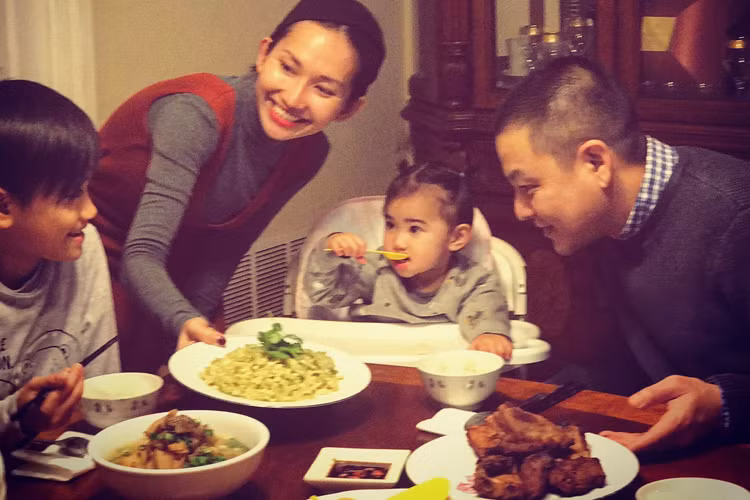 Hình ảnh gia đình Kim Hiền quây quần bên nhau ăn bữa tối từng được nữ diễn viên chia sẻ trên trang cá nhân. (Ảnh: FBNV)