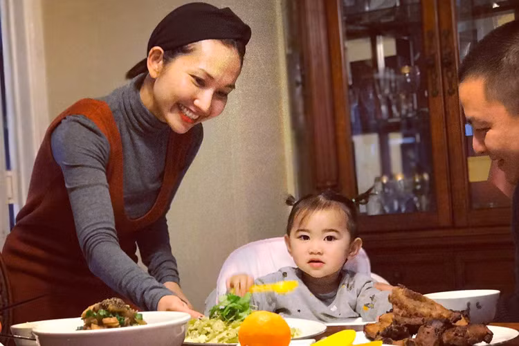 Kim Hiền là người phụ nữ đảm đang. Sang Mỹ được 2 năm, cô đã quen với việc đi chợ và nấu nướng cho chồng con. (Ảnh: FBNV)