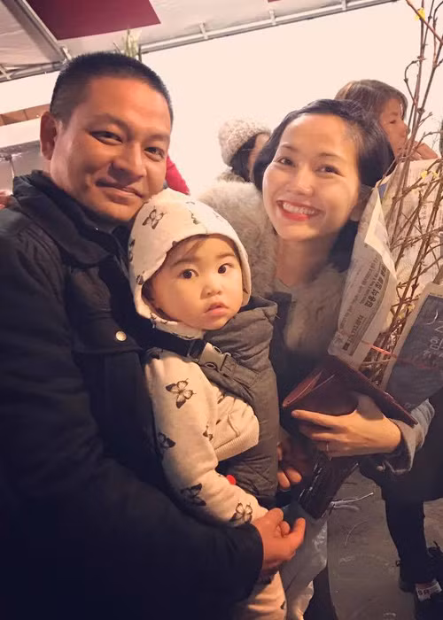 Mới đây, Kim Hiền đăng tải loạt ảnh tổ ấm nhỏ của mình đón Tết cổ truyền Việt Nam ở xứ cờ hoa. (Ảnh: FBNV)