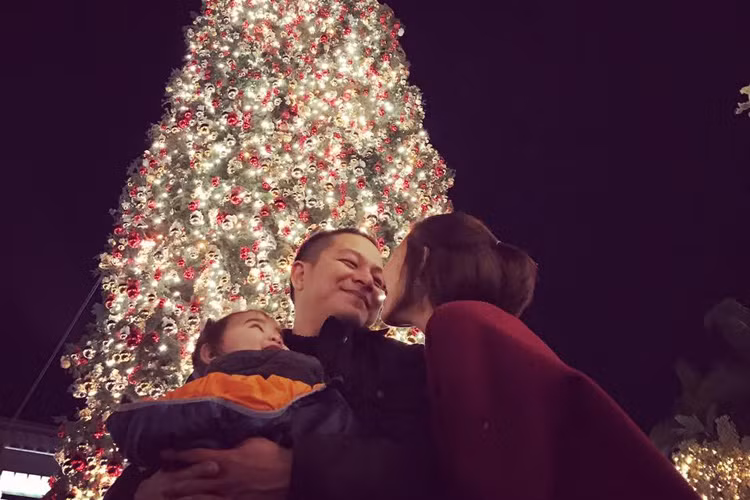 Kết hôn được 3 năm, vợ chồng Kim Hiền vẫn luôn dành cho nhau những cử chỉ ngọt ngào khiến khán giả ghen tỵ. (Ảnh: FBNV)