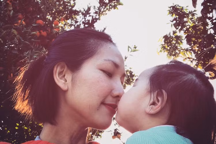 Tháng 7/2015, Kim Hiền hạ sinh cho ông xã Andy cô con gái xinh xắn, đáng yêu tại Mỹ. Bé được đặt tên là Yvona. (Ảnh: FBNV)