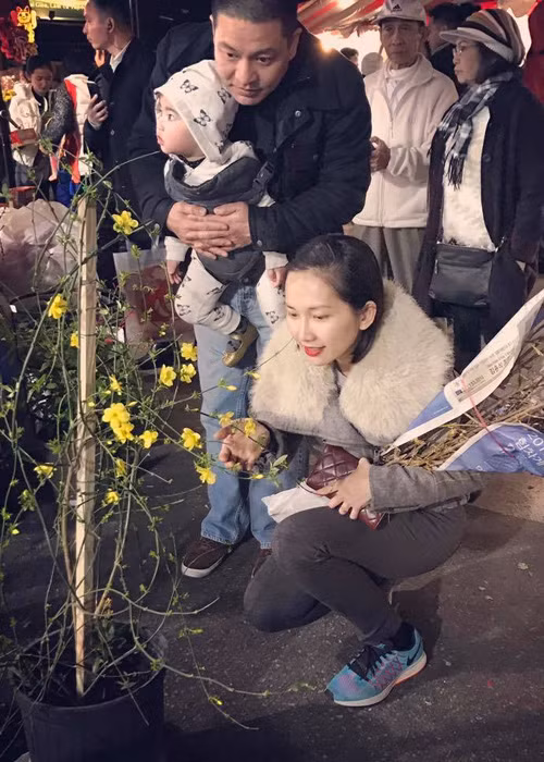 Nữ diễn viên sinh năm 1982 đi chợ Tết cùng ông xã Việt kiều và hai thiên thần nhỏ: con gái Yvona và con trai Sonic. (Ảnh: FBNV)