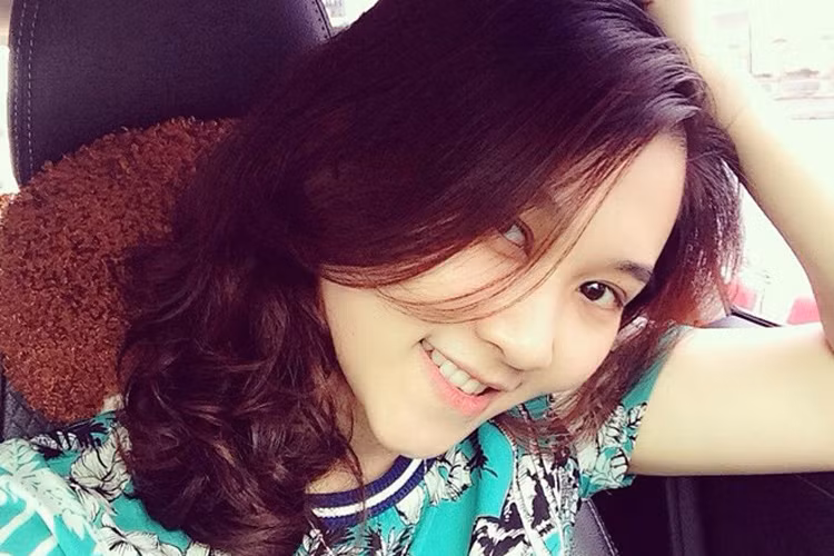 Năm 2014, Khánh Trang làm việc tại ban Thời sự của VTV và từng làm MC chương trình “Chào buổi sáng” và “Bản tin tài chính” của VTV1. (Ảnh: Zing)