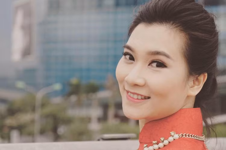 Khánh Trang sinh năm 1984, tên thật là Trần Minh Trang. Cô từng theo học ngành quản trị du lịch khách sạn và ngoại thương. (Ảnh: FBNV)