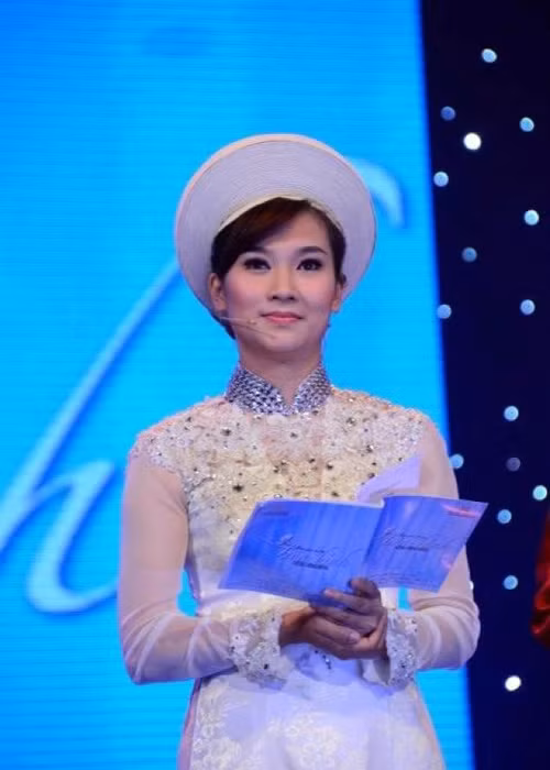 Trước bản tin Thời sự 19h, Khánh Trang từng có 8 năm làm việc tại Đài truyền hình Hà Nội với nhiều vai trò: phóng viên, biên tập, tổ chức sản xuất ở các lĩnh vực khác nhau: xã hội, thể thao…(Ảnh: Zing)