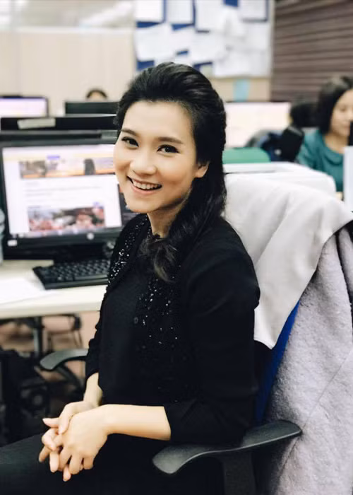 BTV Thời sự 19h chiếm được thiện cảm của người đối diện bởi nụ cười tươi tắn và gương mặt ưa nhìn. (Ảnh: FBNV)