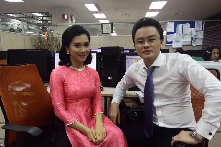 Khánh Trang lần đầu dẫn bản tin Thời sự 19h của VTV vào ngày 2/2/2017. Đồng hành cùng cô là BTV Hữu Bằng. (Ảnh: Facebook BTV Hữu Bằng)