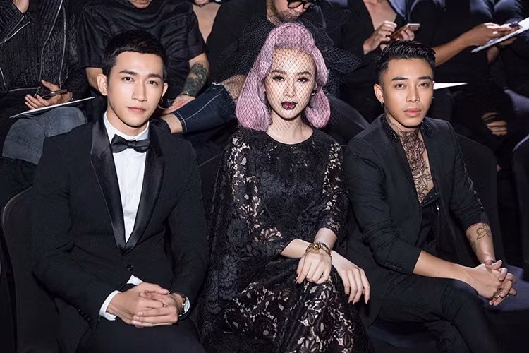 “Bà mẹ nhí” và nam người mẫu từng tay trong tay tham gia một sự kiện thời trang vào cuối năm 2016. (Ảnh: FBNV)