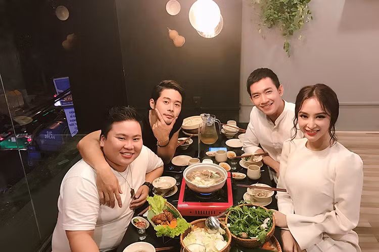 Angela Phương Trinh và Võ Cảnh vui vẻ hội ngộ các diễn viên phim “Sứ mệnh trái tim”. (Ảnh: FBNV)