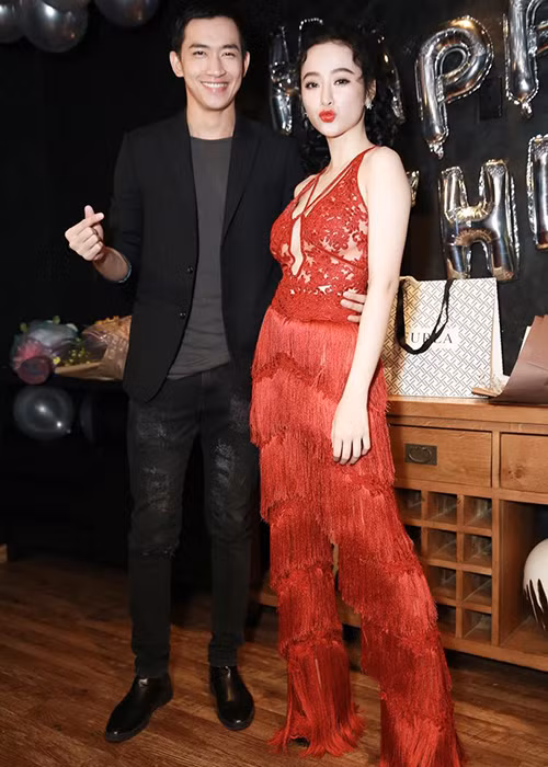 Trước đó, Võ Cảnh cũng đến chúc mừng sinh nhật tuổi 22 của Angela Phương Trinh. (Ảnh: FBNV)