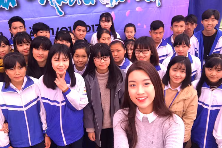 Người đẹp sinh năm 1996 cũng luôn tích cực tham gia các hoạt động từ thiện. (Ảnh: FBNV)