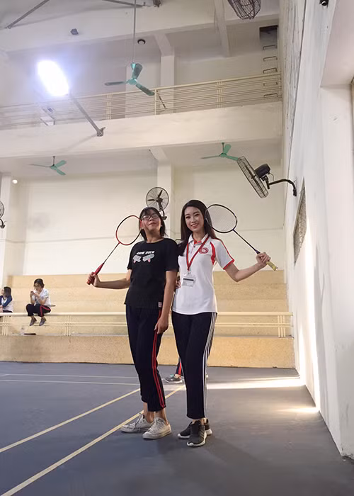 Với bạn bè tại trường, Đỗ Mỹ Linh vẫn giữ hình ảnh thân thiện, gần gũi của một cô sinh viên. (Ảnh: FBNV)