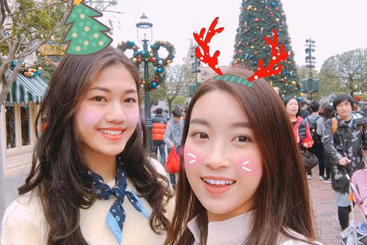 Có thể nói, Đỗ Mỹ Linh và Thanh Tú là một trong những cặp hoa hậu á hậu hiếm hoi của Vbiz luôn “dính như sam”. (Ảnh: FBNV)