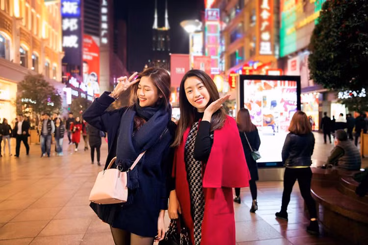 Sau cuộc thi Hoa hậu Việt Nam 2016, Mỹ Linh ngày càng thân thiết với Á hậu Thanh Tú tại sự kiện cũng như ở đời thường. (Ảnh: FBNV)