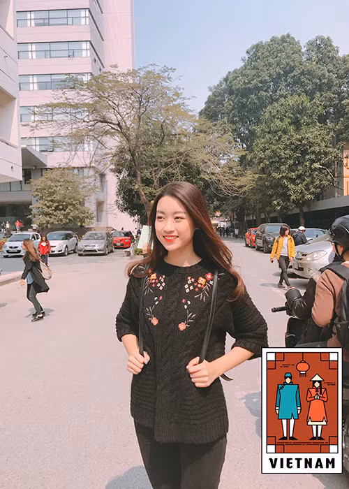 Khác với vẻ ngoài lộng lẫy, gợi cảm, sang trọng tại các sự kiện, khi đi học, Mỹ Linh ăn diện giản dị, trẻ trung và năng động đúng với style sinh viên. (Ảnh: FBNV)