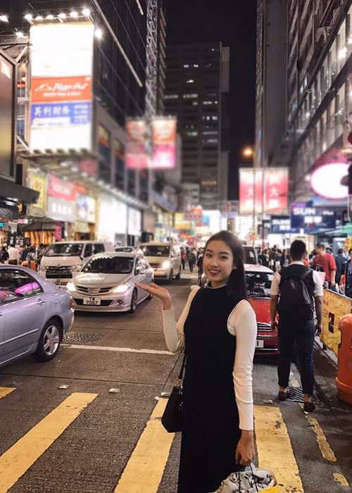 Trở thành hoa hậu, cô sinh viên Đại học Ngoại thương Hà Nội có cơ hội được đi nhiều nơi để thực hiện các dự án từ thiện, quảng bá du lịch…(Ảnh: FBNV)