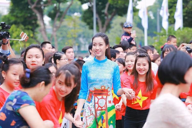 Mỗi lần xuất hiện tại các sự kiện, Đỗ Mỹ Linh luôn gây ấn tượng bởi nhan sắc rạng rỡ và phong cách thời trang ngày càng trưởng thành. (Ảnh: FBNV)