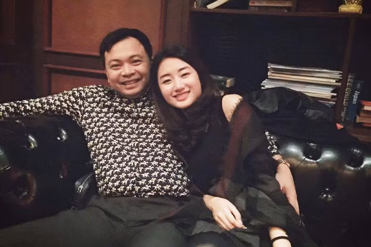 Chia sẻ về cuộc sống hôn nhân hiện tại, người đẹp 9x cho hay: “Sống chung và hòa thuận một người không cùng máu mủ với mình là một điều không hề đơn giản. Đố ai nói cuộc sống hôn nhân luôn màu hồng? Nhưng tôi luôn nhớ một điều thầy dạy "nếu bạn không thể thay đổi một điều gì thì hãy sống chung với nó, nếu bạn không thể thay đổi một ai đó thì hãy thay đổi chính mình”. (Ảnh: FBNV)