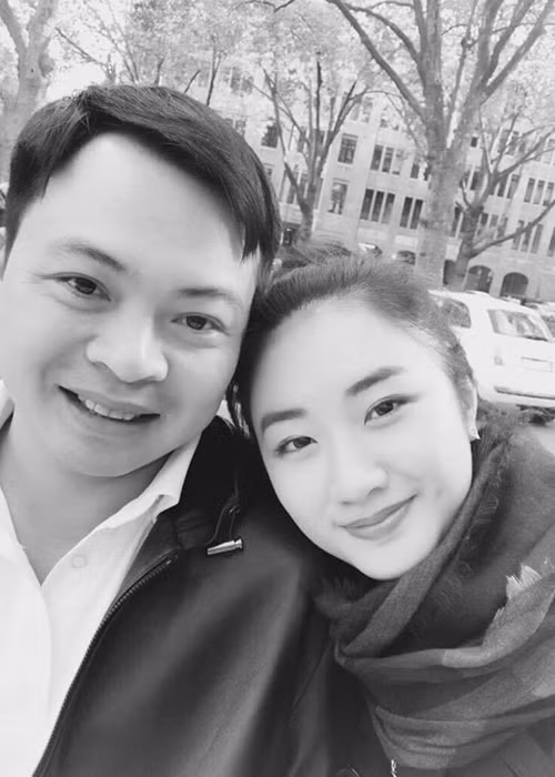 Dù chênh lệch tuổi tác khá lớn nhưng tình yêu của vợ chồng Hoa hậu Thu Ngân vẫn rất lãng mạn. (Ảnh: FBNV)