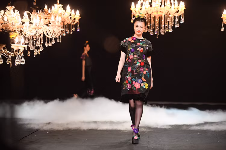 "Khán giả xem đừng chê em béo, em không muốn đâu nhưng để giảm cân thì con em mất sữa", nữ người mẫu gốc Hà thành chia sẻ.