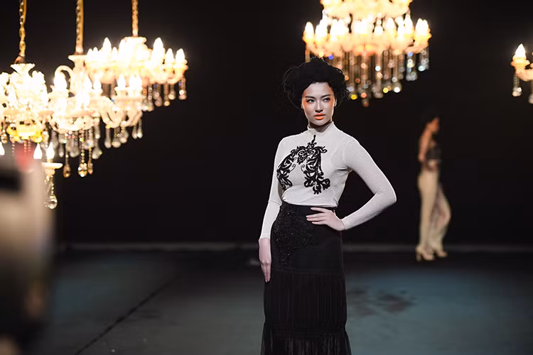 Xuất hiện trên sàn catwalk, chân dài sinh năm 1994 để lộ thân hình có phần mũm mĩm khiến nhiều người khó nhận ra.