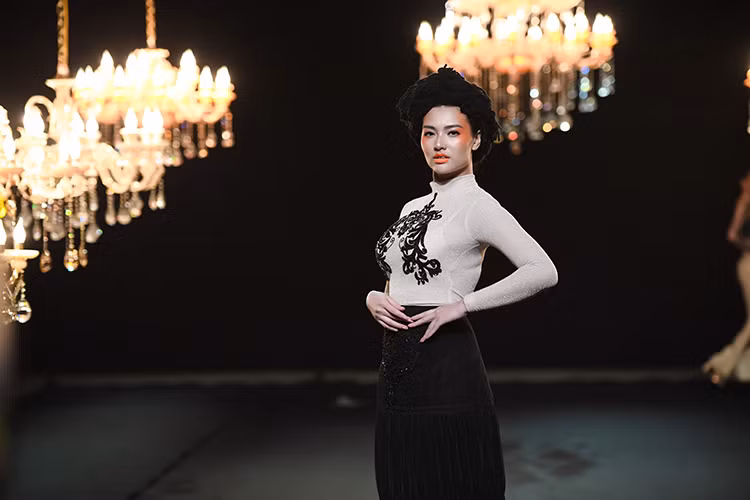 Dù chưa lấy lại được vóc dáng sau hơn 4 tháng sinh con gái đầu lòng nhưng Hồng Quế vẫn tự tin sải bước trên sàn diễn.