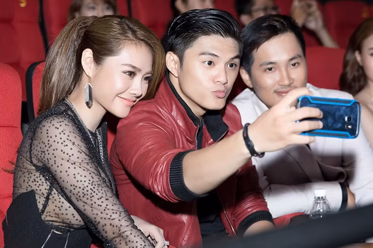 Về phía Lâm Vinh Hải, anh ra sức bảo vệ bạn gái khi phủ nhận Linh Chi là người thứ ba. Tuy nhiên, Linh Chi vẫn bị nhiều người chỉ trích, “ném đá” không thương tiếc. (Ảnh: FBNV)