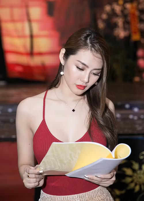 Linh Chi xuất thân là người mẫu. Gần đây, người đẹp 9x đang lấn sân sang sân khấu kịch. (Ảnh: FBNV)