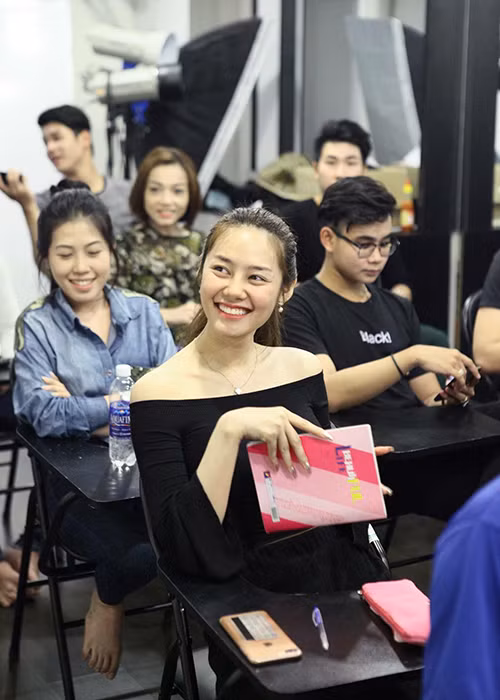 Nữ người mẫu vẫn thản nhiên cười rạng rỡ khi đi học diễn xuất mặc những ý kiến trái chiều về chuyện đời tư. (Ảnh: FBNV)