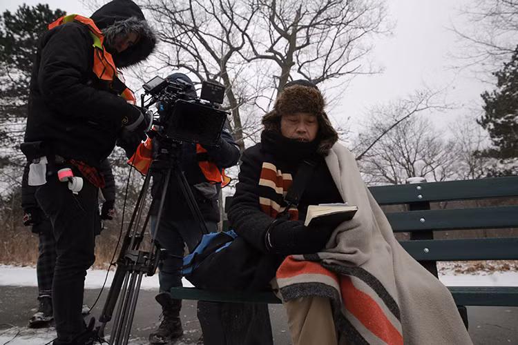 Phim được chính tác giả kịch bản kết hợp cùng đạo diễn Nguyễn Quang Dũng chuyển thể. Nam đạo diễn nổi tiếng với hàng loạt bộ phim đình đám: “Nụ hôn thần chết”, “Mỹ nhân kế”... đã cùng đoàn phim mất hơn 2 năm để thực hiện phim “Dạ cổ hoài lang”.