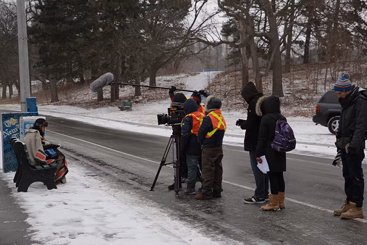 Đoàn phim đã có nhiều chuyến đi khắp Việt Nam, Canada, từ bờ Đông sang bờ Tây nước Mỹ để casting và đi tìm, chờ đợi tuyết rơi cho các cảnh quay. Ngoài ra, “Dạ cổ hoài lang” còn là sự hợp tác giữa 2 nhà sản xuất “Tôi thấy hoa vàng trên cỏ xanh” và “Em là bà nội của anh”.
