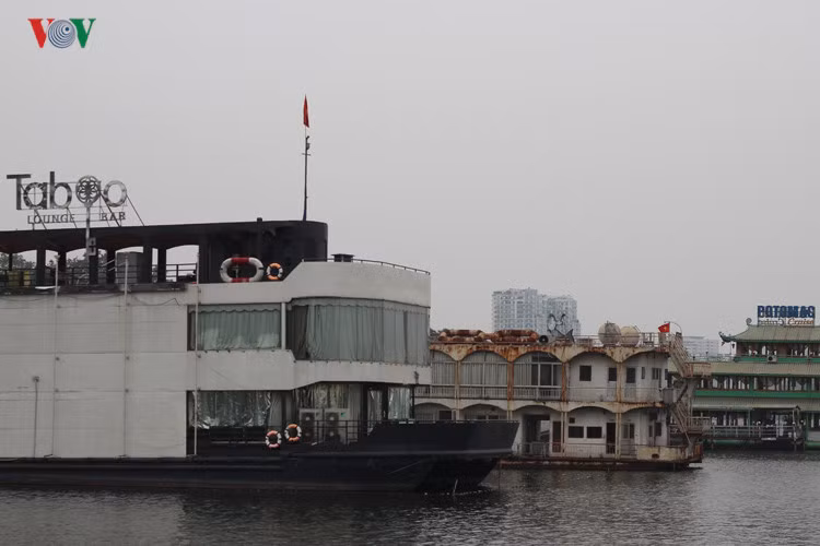 Xây dựng kế hoạch tháo dỡ, di dời triệt để các phương tiện này khỏi Hồ Tây; tháo dỡ các cầu dẫn, sàn nổi,... trên Hồ Tây.