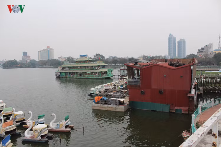 Hoạt động của các nhà hàng này gây mất mỹ quan, đặc biệt ảnh hưởng ô nhiễm môi trường nước Hồ Tây.