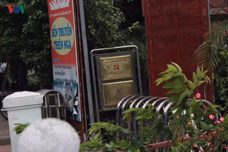 Trong số các nhà hàng này có cả công trình gắn biển Chào mừng 50 năm Giải phóng Thủ đô.